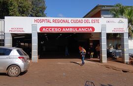 Fachada del Hospital Regional Ciudad del Este con señalizaciones de acceso, rodeado de árboles y un ambiente tranquilo.
