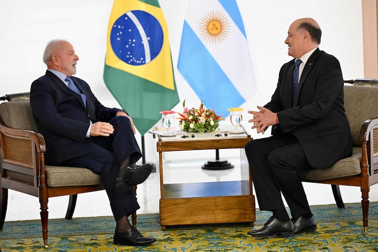 ARCHIVO - El presidente de Brasil, Luiz Inácio Lula da Silva (izq.), conversa con el nuevo embajador argentino en Brasil, Guillermo Daniel Raimondi, durante una reunión en el Palacio de Planalto, en Brasilia, el 14 de noviembre de 2024. El gobierno argentino informó que Brasil solicitó el 4 de agosto de 2026 que el embajador argentino en ese país regresara a Buenos Aires, en medio de la crisis diplomática desatada por las declaraciones del presidente Javier Milei contra su homólogo, Luiz Inácio Lula da Silva