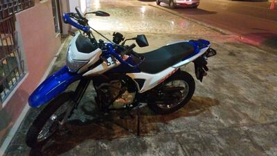 La motocicleta de la víctima quedó prácticamente intacta tras la caída.