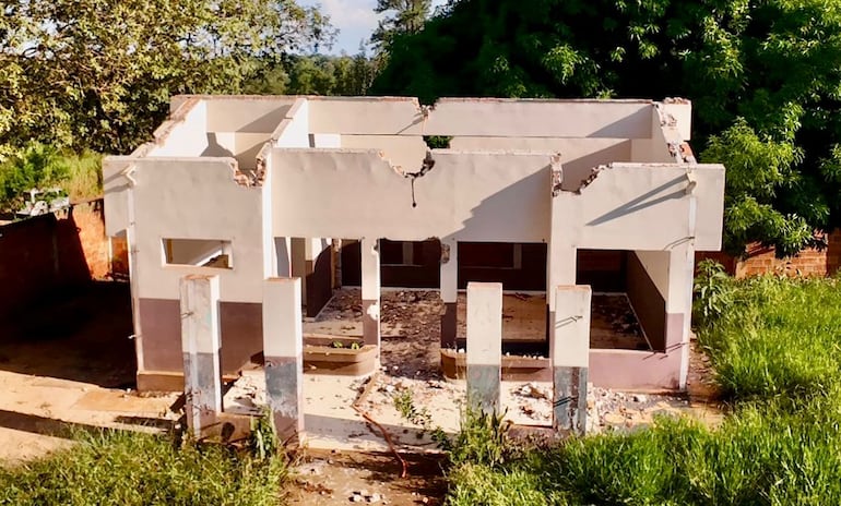 Las aulas fueron desmanteladas casi en su totalidad por los padres, tras el anuncio de que se iniciaría la construcción de una “Escuela Modelo”.