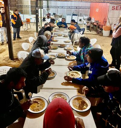 Funcionarios de la SEN asisten a personas en situación de calle, ante las bajas temperaturas.