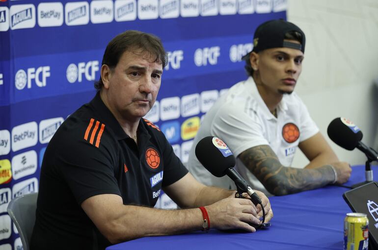 El director técnico de la selección Colombia de fútbol, Néstor Lorenzo (i), habla junto al jugador Richard Ríos durante una rueda de prensa este lunes, en Barranquilla (Colombia).