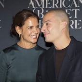 Katie Holmes y Jason Bard Yarmosky, muy sonrientes a su llegada a la Gala de otoño del American Ballet Theatre: Ángeles y demonios. (EFE/EPA/SARAH YENESEL)