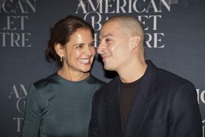 Katie Holmes y Jason Bard Yarmosky, muy sonrientes a su llegada a la Gala de otoño del American Ballet Theatre: Ángeles y demonios. (EFE/EPA/SARAH YENESEL)