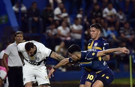 El Oso Pratto (36 años), de muy bajo nivel, impulsa el balón ante Juan Jesús Salcedo (21) y Estifen Díaz (19), de la cruz amarilla.