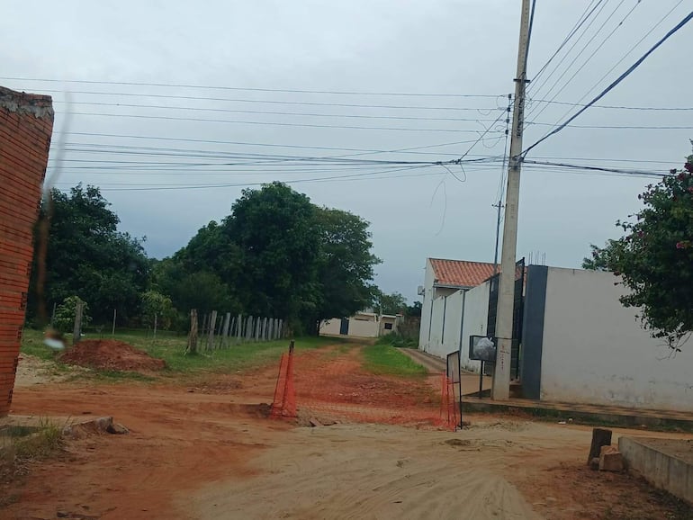 Vecinos de San Vicente piden culminar obra de alcantarillado para habilitar camino vecinal en Carapeguá.