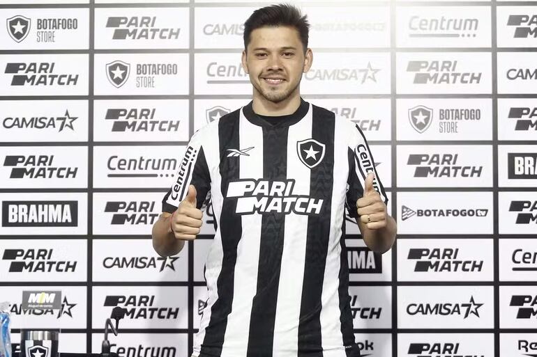 El paraguayo Óscar Romero en la presentación oficial como refuerzo del Botafogo de Brasil.