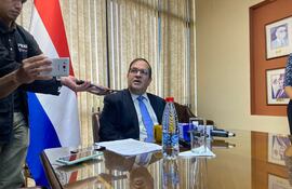 Arnaldo Samaniego, hablando sobre el despojo de tierras del Ministerio de Defensa.