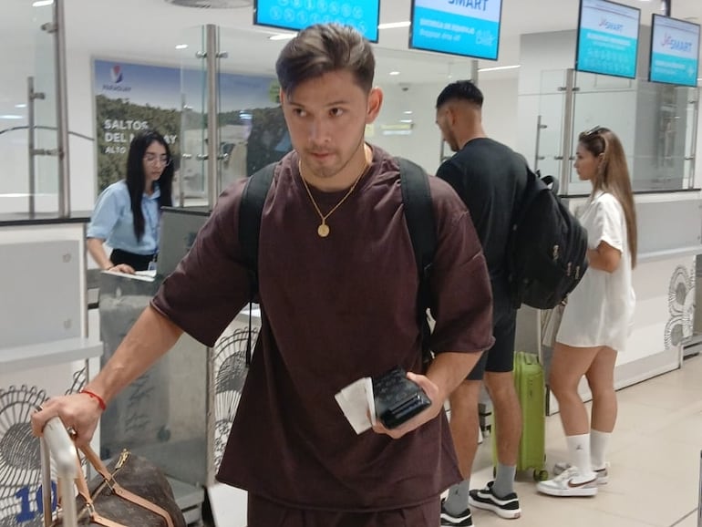 Óscar Romero en el Aeropuerto Internacional Silvio Pettirossi antes del viaje a Argentina para fichar por Huracán.