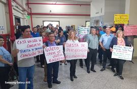 Funcionarios del MOPC se manifestaron en la institución para exigir cumplimiento de varios puntos en el que están atrasados.