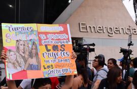 Fanáticos de la cantante colombiana Shakira esperan a las afueras de la clínica Delgado, en Lima (Perú), donde se encontraba hospitalizada.