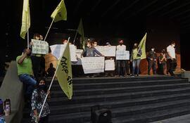 Docentes se manifestaron para pedir que el MEC resuelva los casos de docentes que siguen sin contar con un rubro.