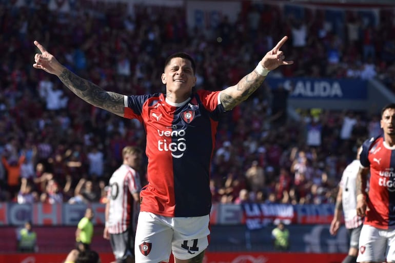 Juan Manuel Iturbe, jugador de Cerro Porteño, festeja un gol en el partido frente a San Lorenzo por la fecha 5 del torneo Clausura 2026 de la Primera División de Paraguay en el estadio La Nueva Olla, en Asunción, Paraguay.