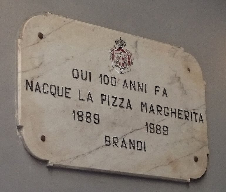 Placa en Nápoles conmemorando el centenario de la invención de la Pizza Margherita