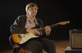 La recordada guitarrista "Catunga" Pereira en una escena del documental "Sobrevive la música".