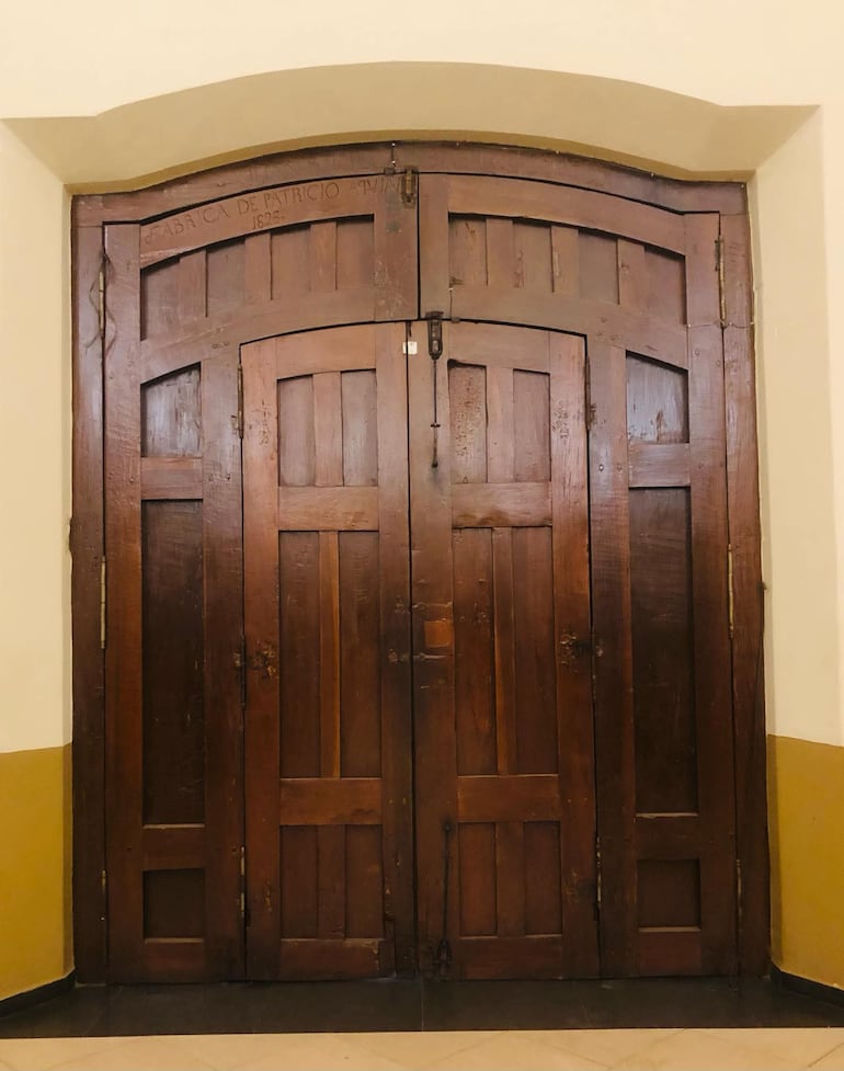 La puerta realizada por don Patricio Aquino y sigue de pie en el santuario de Luque, 200 años después.