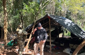 El fiscal de Narcotráfico de Curuguaty, Juan Ramón Benegas Rivas, y un militar del CODI, en el campamento marihuanero desmantelado en la reserva Mbaracayú de Canindeyú.