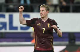 El mediocampista de Bélgica, Kevin de Bruyne, con el dorsal 7, celebra después de marcar el quinto gol de su equipo durante el partido de fútbol de clasificación para la primera ronda de la Copa Mundial de la FIFA 2026, día 6, Grupo J, entre Bélgica y Kazajistán, en el estadio Lotto Park en Anderlecht, Región de Bruselas-Capital.