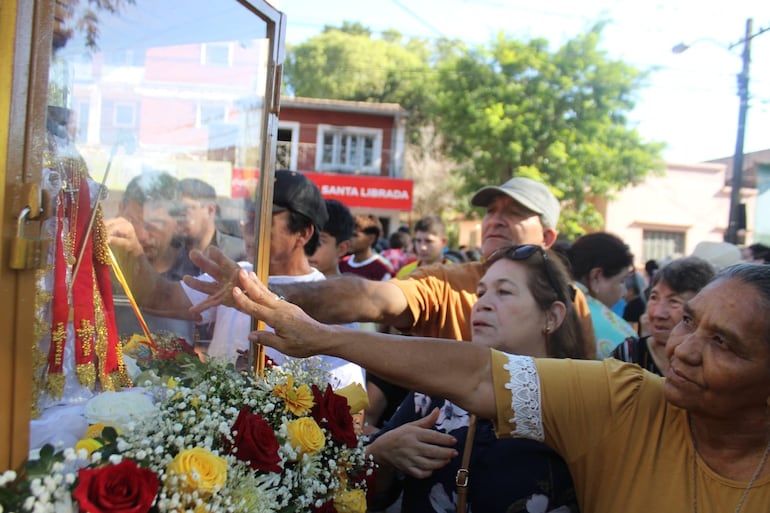 Con fe y devoción, las familias acompañaron a San Blas en su día.