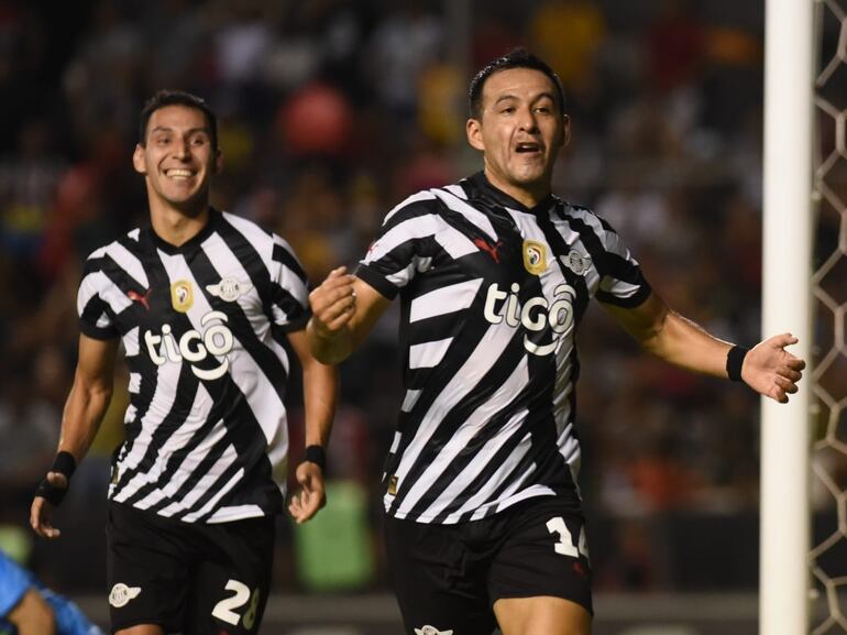 Luis Cardozo, jugador de Libertad, celebra un gol en el partido frente a Sportivo Ameliano por la novena fecha del torneo Apertura 2024 del fútbol paraguayo en el estadio La Huerta, en Asunción.
