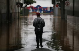 Una persona camina por la región central e histórica de la ciudad durante una inundación este viernes, en Porto Alegre (Brasil). Foto de archivo, imagen de referencia.