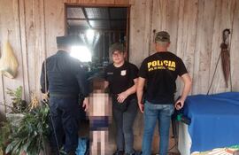 Niño que fue rescatado volvió a su casa sano y salvo. En la imagen está en compañía de la Policía.(gentileza).