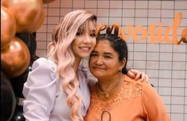 Marilina Bogado y doña Saturnina. Con esta imagen saludó hoy la cantante a la cumpleañera. (Captura de la historia de Instagram de Marilina Bogado)