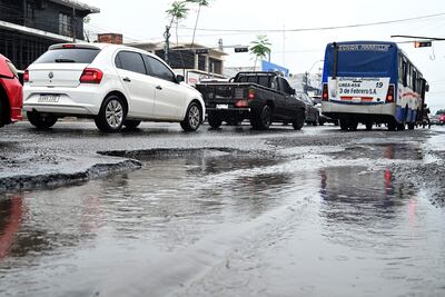 Avenida Eusebio Ayala está en ruinas en la mayor parte de su recorrido por Asunción.