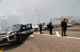 Agentes de la policía israelí analizan los restos de cohetes.