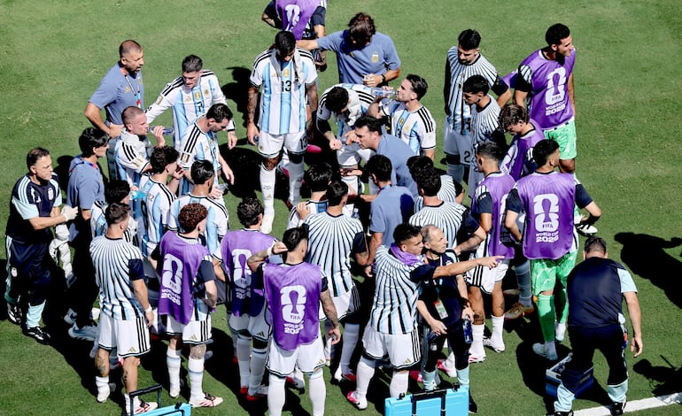 El director técnico de Argentina, Lionel Scaloni, habla con sus jugadores durante un entretiempo de hidratación en el partido de la final de la Copa Mundial de la FIFA 2026 entre España y Argentina, en Nueva Jersey, EE. UU..