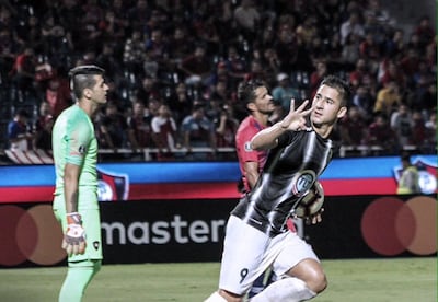 El paraguayo Guillermo Paiva, futbolista de Zamora, celebra un gol en el partido frente a Cerro Porteño por la Copa Libertadores 2019 en La Nueva Olla en Asunción, Paraguay.