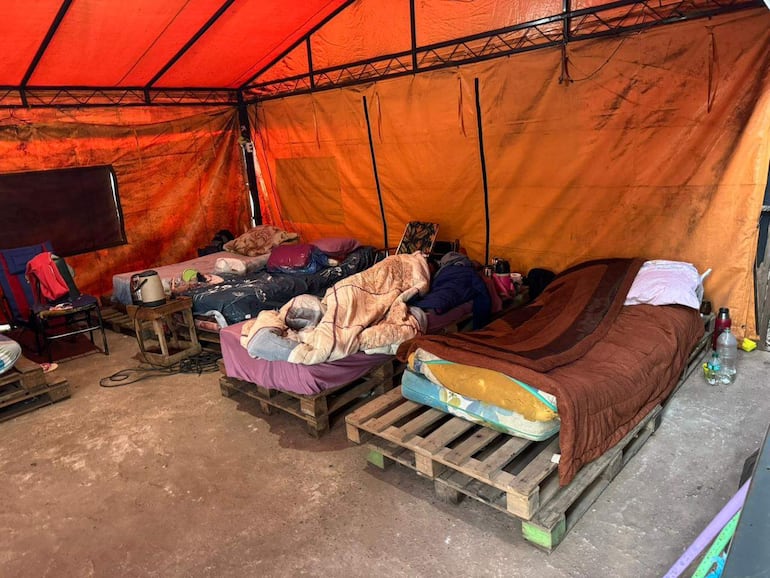 “No deberíamos estar así”: el duro clamor de familiares en el hospital de San Lorenzo