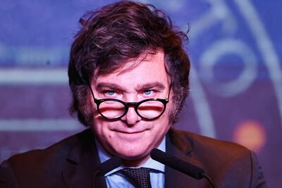 El presidente electo de Argentina, Javier Milei, durante su discurso en el "búnker" electoral tras conocer los resultados que le dieron como ganador del balotaje, en Buenos Aires (Argentina). Identificado con la figura de un león melenudo y con actitudes más propias de una estrella del rock, el 'loco' Javier Milei se convertirá este domingo en el "primer presidente liberal libertario" de la historia, algo de lo que presumió tras proclamarse ganador de las elecciones generales en Argentina. Con un discurso disruptivo y maneras propias de un 'reality show', con las que triunfó en las tertulias de televisión en las que fue labrando su camino hacia la política partidaria, el líder de La Libertad Avanza (ultraderecha) alcanzó el sueño de la Presidencia de la Nación.