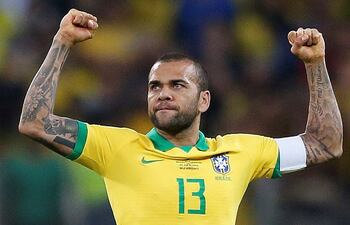 Dani Alves suma 39 títulos. Con Brasil ganó la Copa América de 2007 y dos Copas Confederaciones, en 2009 y 2013.