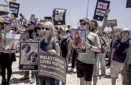 Protesta en la frontera con Gaza contra la matanza de civiles y el hambre que afronta la población palestina