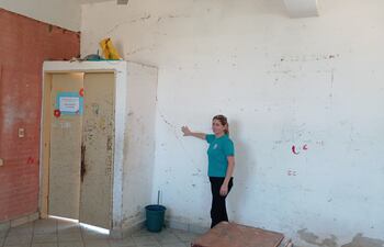 La directora, Fátima María Britos Bogado, muestra las fisuras en las paredes de la escuela Caraguataymí.