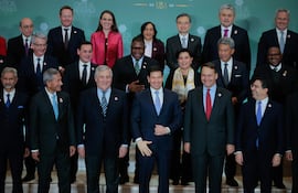 El secretario de Estado de Estado Unidos, Marco Rubio (C) junto a los cancilleres y representantes de gobiernos aliados de la Administración Donald Trump, en la "foto de familia" de la Conferencia Ministerial de Minerales, en Washington. En segunda fila, arriba a la izq., el canciller paraguayo Rubén Ramírez Lezcano.