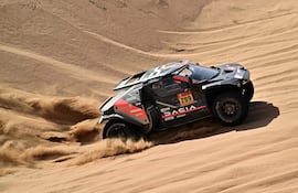 El catarí Nasser Al-Attiyah y su copiloto belga Fabian Lurquin, con su Dacia Sandriders, se encaminan a la victoria en autos. AFP