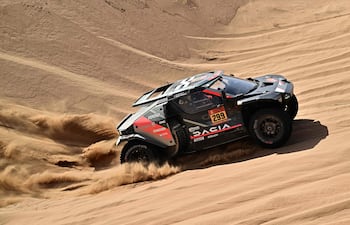 El catarí Nasser Al-Attiyah y su copiloto belga Fabian Lurquin, con su Dacia Sandriders, se encaminan a la victoria en autos. AFP