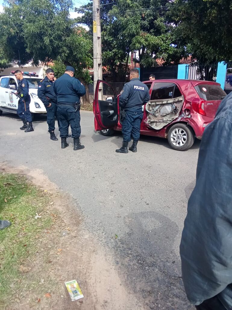 Oficiales que participaron en la persecución toman datos del vehículo detenido.