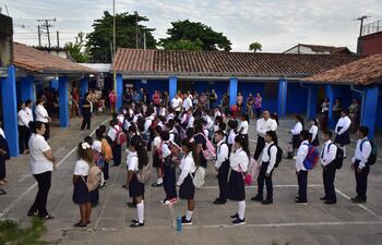 Inicio de clases en la escuela Sotero Colman, en el Bañado Sur de Asunción.