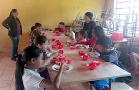 Imagen de archivo de niños almorzando en una escuela ubicada en el distrito de Lima, San Pedro.
