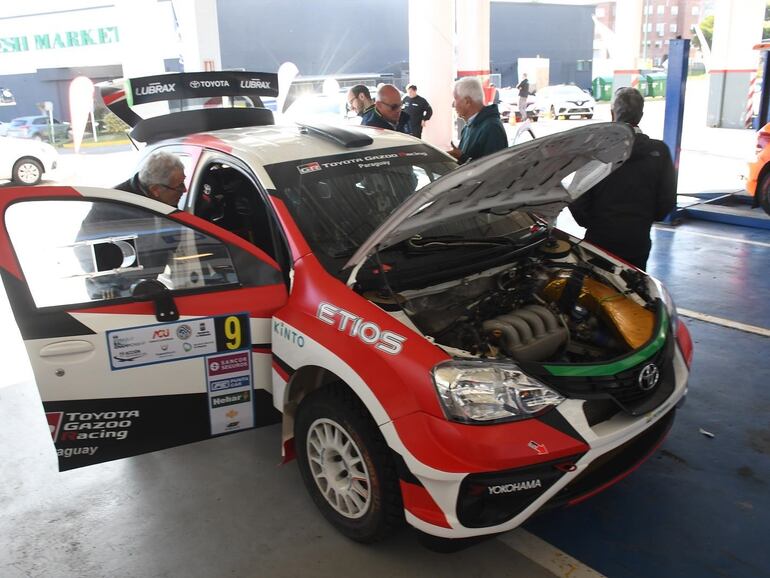 Toyota Etios R5, cinco veces ganador del Rally del Atlántico, Alejandro Galanti, verificando.