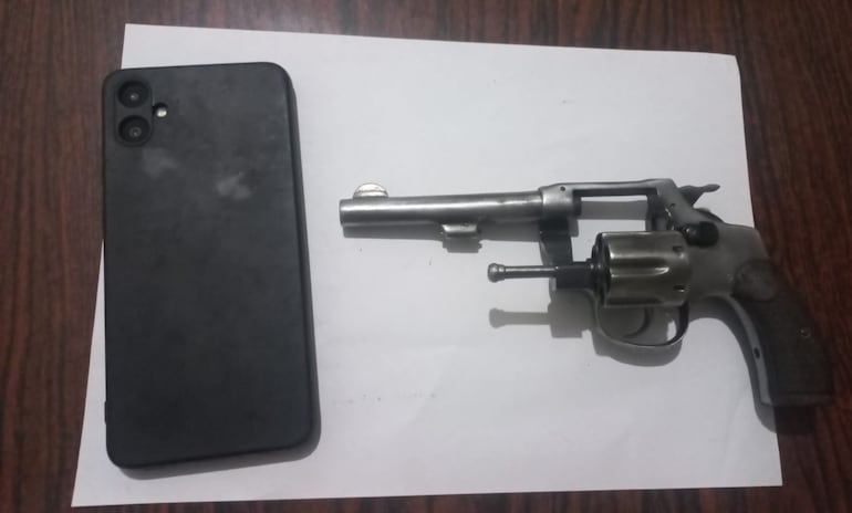 Un arma y un celular fueron incautados durante el procedimiento.