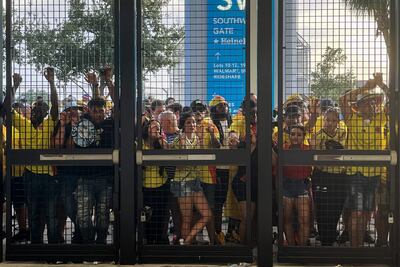 Los aficionados de Colombia esperan ingresar al estadio Hard Rock para la final de la Copa América 2024.