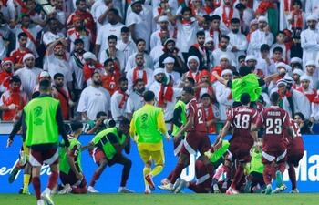Los jugadores de la selección de Qatar celebran el triunfo ante Emiratos Árabes Unidos por 2-1 y la clasificación al Mundial 2026.