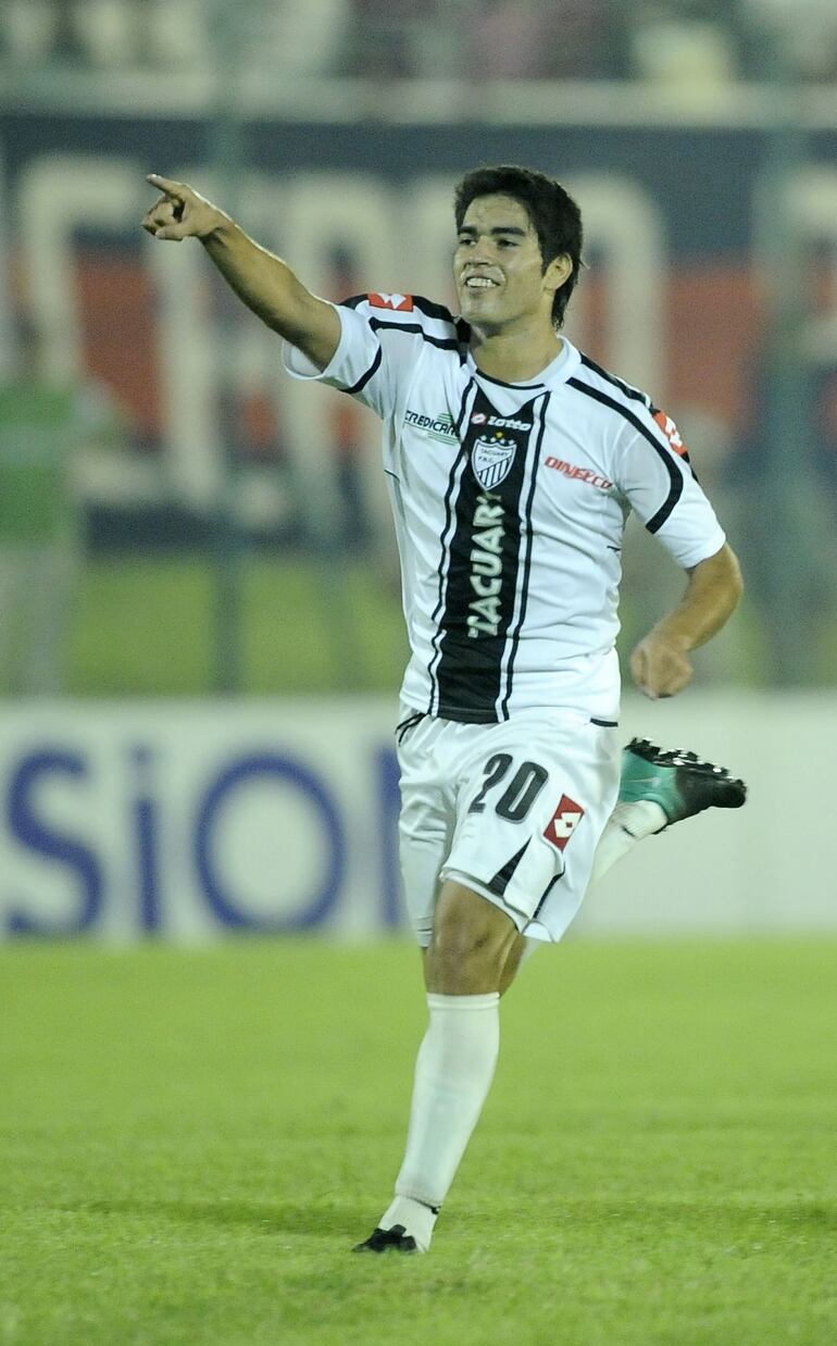 Brian Montenegro con la camiseta de Tacuary.