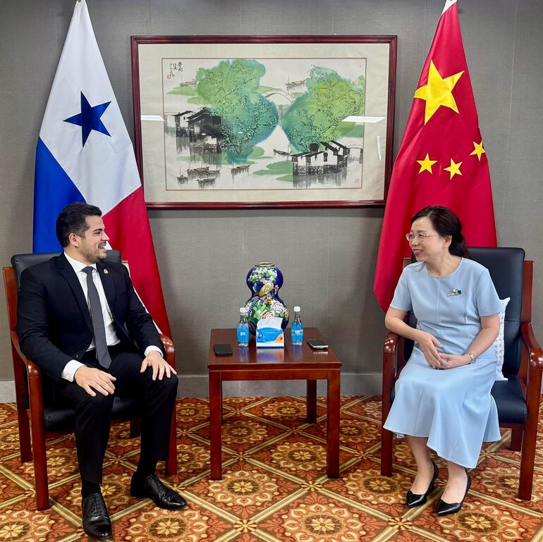 Carlos Núñez Salinas y Xu Xueyuan, Embajadora de la República Popular China en Panamá.