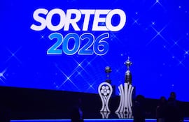 Esta vista muestra el trofeo de la Copa Libertadores y el trofeo de la Copa Sudamericana antes del sorteo de las fases de grupos de la Copa Libertadores y la Copa Sudamericana en Luque, Paraguay.