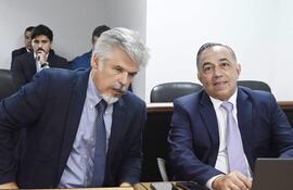 El exministro de la Senad y del Interior, Arnaldo Giuzzio, y su abogado defensor Emilio Fúsrter, exfiscal y exministro anticontrabando.